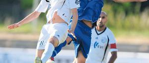 Kopfballstark. Neuzugang Robert Paul, hier während des Testspiels am Montag in Hildesheim im Luftduell mit Denis Ametovski vom VfV Borussia (links), will sich beim Fußball-Drittligisten SV Babelsberg 03 links in der Abwehr einen Stammplatz erobern.