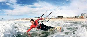 Unterwegs an den Stränden dieser Welt. Kristin Boese aus Werder  hier beim Kitesurf World Cup 2009 in Westerland auf Sylt  startet ab heute beim Palmolive Kitesurf World Cup in St. Peter-Ording.