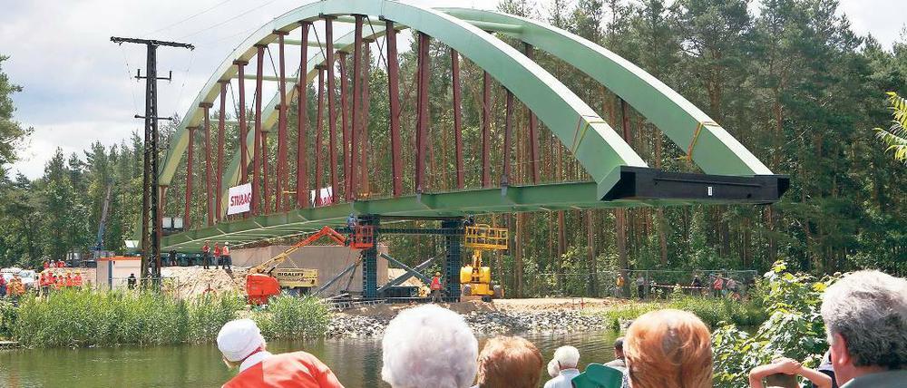 Die neue Geh- und Radwegbrücke Friedrichsthal wurde im Beisein vieler Schaulustiger im sogenannten Längsverschub über die Havel-Oder-Wasserstraße geschoben.