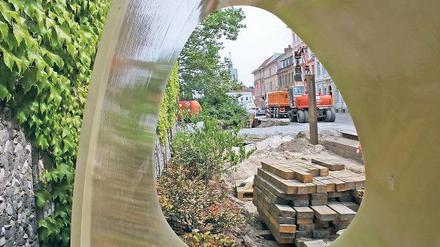 Üppig bemessen ist mit zwei Metern nicht nur der Querschnitt der neuen Mischwasserleitung, sondern auch das Budget für die Sanierung der Charlottenstraße. 2,3 Millionen Euro werden hier bis zum Sommer 2011 investiert.