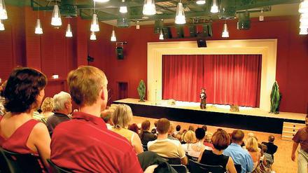 Theatersaal. Vorhang auf für den neuen Betreiber des Treffpunktes.