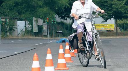 Sicher beim Verkehrspilz-Slalom. Die 84-jährige Irene Honsek will an der Verkehrssicherheitsaktion Fit mit dem Fahrrad teilnehmen. Die Verkehrswacht sucht weitere Interessenten.