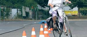 Sicher beim Verkehrspilz-Slalom. Die 84-jährige Irene Honsek will an der Verkehrssicherheitsaktion Fit mit dem Fahrrad teilnehmen. Die Verkehrswacht sucht weitere Interessenten.