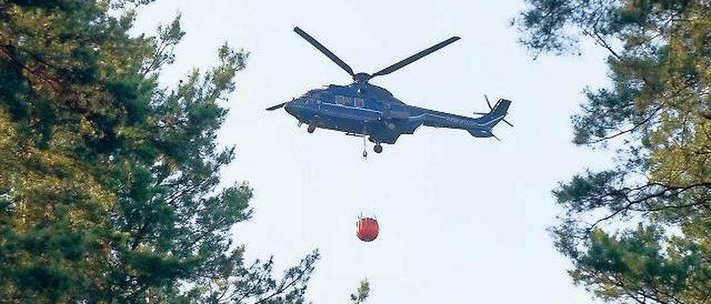Luftrettung. Am Sonntag half die Bundespolizei mit einem Hubschrauber noch beim Löschen eines Waldbrandes bei Fürstenwalde (Oder-Spree), nun ist sie auch bei Jüterbog im Hilfseinsatz.