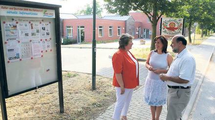 Neue Kita, aber zu klein. Die Infrastruktur für Familien in Neu Fahrland müsse besser werden, erklären Jörg Jandke und Carmen Klockow (l.) vom Ortsbeirat. CDU-Oberbürgermeisterkandidatin Barbara Richstein unterstützt die Forderung, dass die Stadt helfen solle.