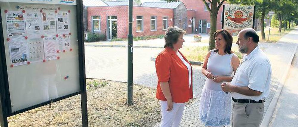 Neue Kita, aber zu klein. Die Infrastruktur für Familien in Neu Fahrland müsse besser werden, erklären Jörg Jandke und Carmen Klockow (l.) vom Ortsbeirat. CDU-Oberbürgermeisterkandidatin Barbara Richstein unterstützt die Forderung, dass die Stadt helfen solle.