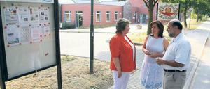 Neue Kita, aber zu klein. Die Infrastruktur für Familien in Neu Fahrland müsse besser werden, erklären Jörg Jandke und Carmen Klockow (l.) vom Ortsbeirat. CDU-Oberbürgermeisterkandidatin Barbara Richstein unterstützt die Forderung, dass die Stadt helfen solle.