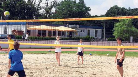 Neuer Platz und altes Heim  Ab unter die Dusche heißt es für die meisten Sportler in Stahnsdorf erst, wenn sie schon zu Hause sind. Im Vereinsheim ist kaum Platz.