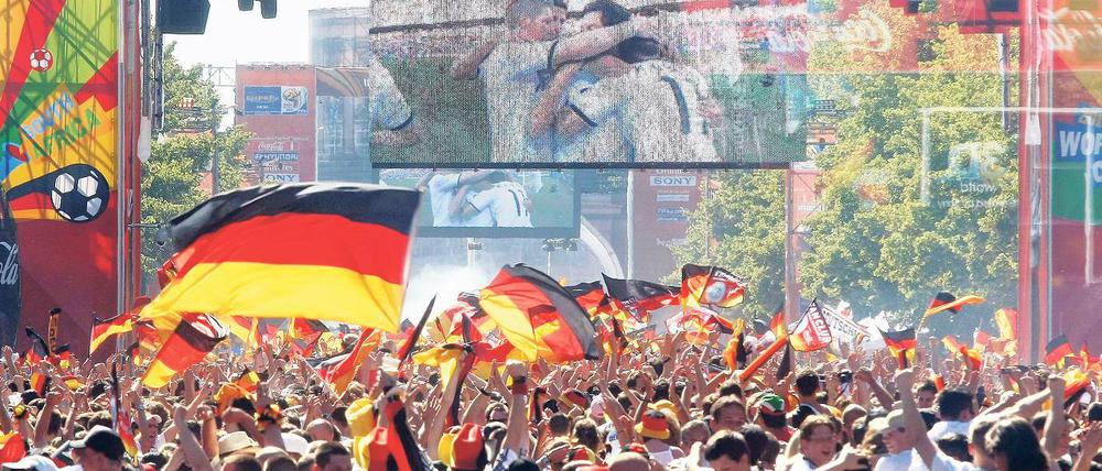 In der Ferne so nah. Auf der Fanmeile im Berliner Tiergarten wird die Nationalmannschaft gefeiert, hier erwartet man, die Elf auch leibhaftig empfangen zu können  nicht so schnell wie möglich, aber möglichst gleich nach dem Finale und mit dem Weltmeistertitel.