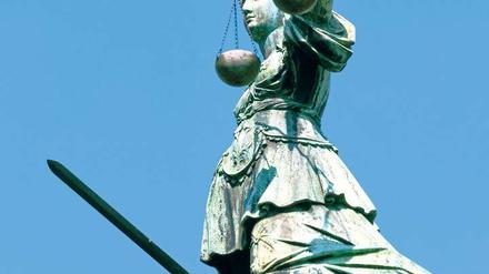 Die Justitia. Die Göttin steht für das Gerichtswesen. Doch viele Jugendliche kennen juristische Begriffe nicht. Ein neues Projekt aus Potsdam soll dem abhelfen.