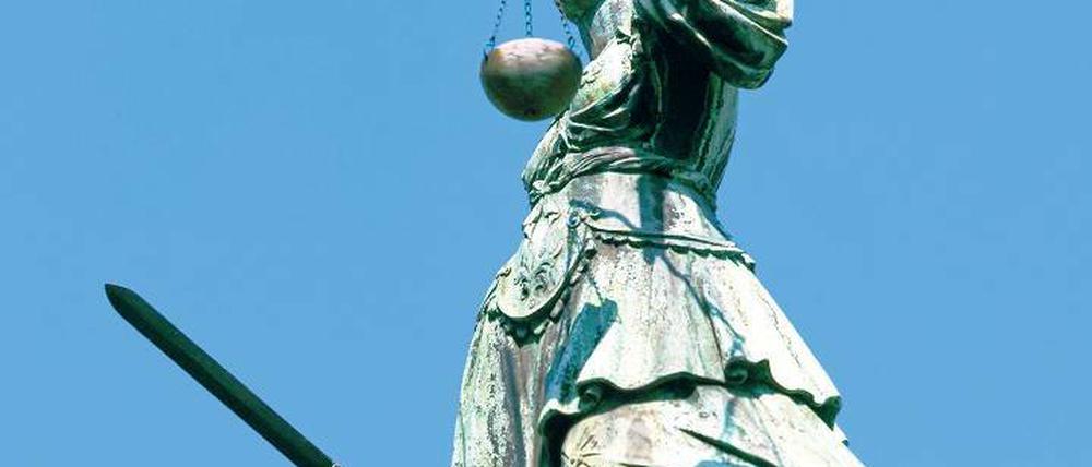 Die Justitia. Die Göttin steht für das Gerichtswesen. Doch viele Jugendliche kennen juristische Begriffe nicht. Ein neues Projekt aus Potsdam soll dem abhelfen.