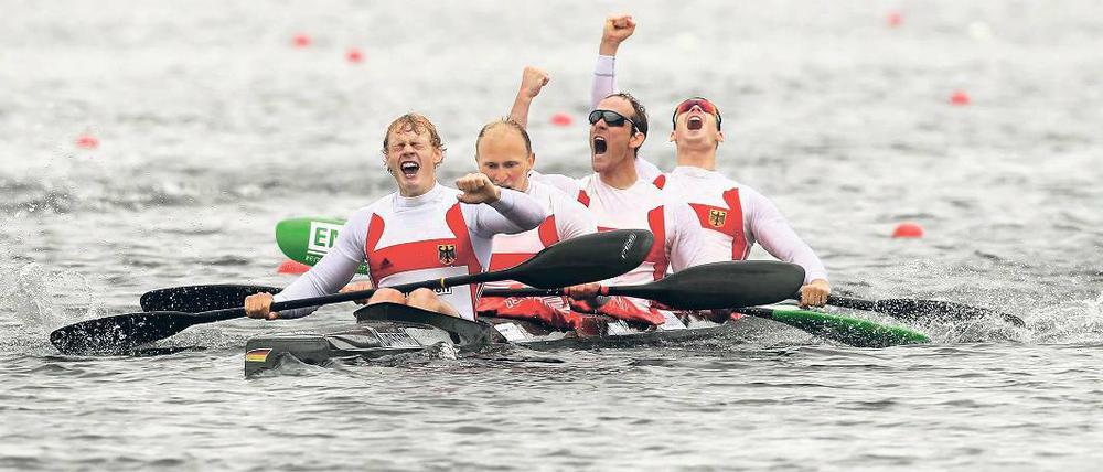 Geschafft. Marcus Groß, Norman Bröckl, Tim Wieskötter und Hendrik Bertz (v. l.) holten im Kajak-Vierer Gold auf der 1000-Meter-Distanz.