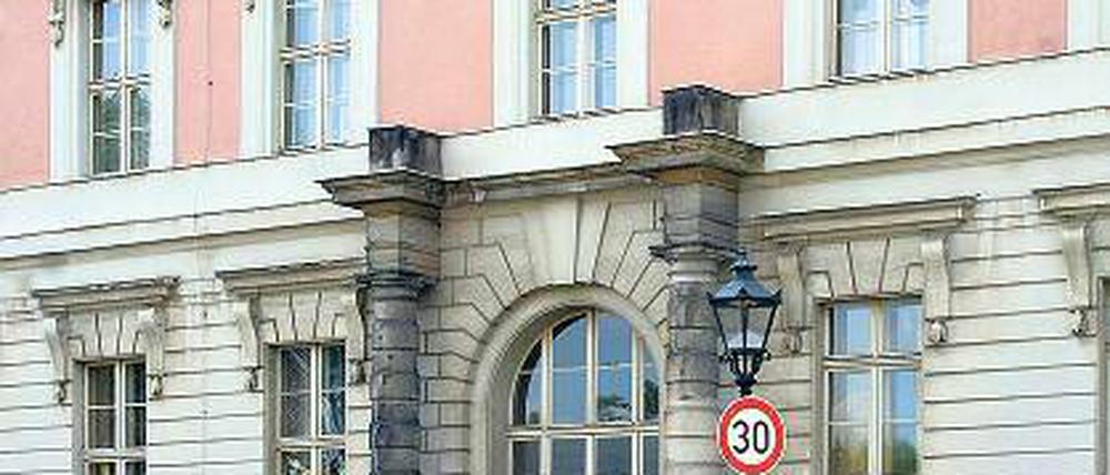 Das 1770 von Unger errichtete Bauwerk beherbergt die Dortu-Grundschule.