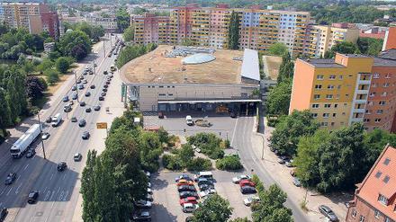 Hochhaus statt Parkplatz: Kunden des Markt-Centers müssen künftig auf andere Stellflächen ausweichen. Das Grundstück soll verkauft werden, die Stadt sieht einen Sechsgeschosser als genehmigungsfähig an.