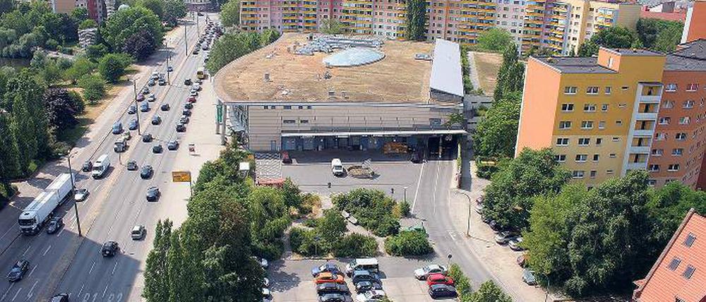 Hochhaus statt Parkplatz: Kunden des Markt-Centers müssen künftig auf andere Stellflächen ausweichen. Das Grundstück soll verkauft werden, die Stadt sieht einen Sechsgeschosser als genehmigungsfähig an.