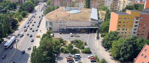 Hochhaus statt Parkplatz: Kunden des Markt-Centers müssen künftig auf andere Stellflächen ausweichen. Das Grundstück soll verkauft werden, die Stadt sieht einen Sechsgeschosser als genehmigungsfähig an.