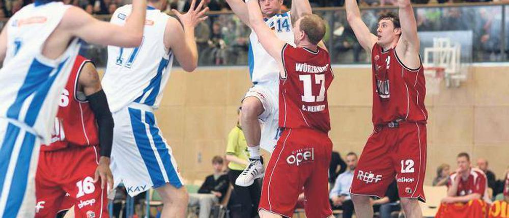 Sie bleiben weiter Zweite Bundesliga: Die Basketballer vom Regionalen Sportverein (RSV) richten sich auf weitere Jahre in der Sporthalle auf dem Kleinmachnower Seeberg ein. Aufsteigen können sie hier nicht, dafür ist die Halle zu klein.