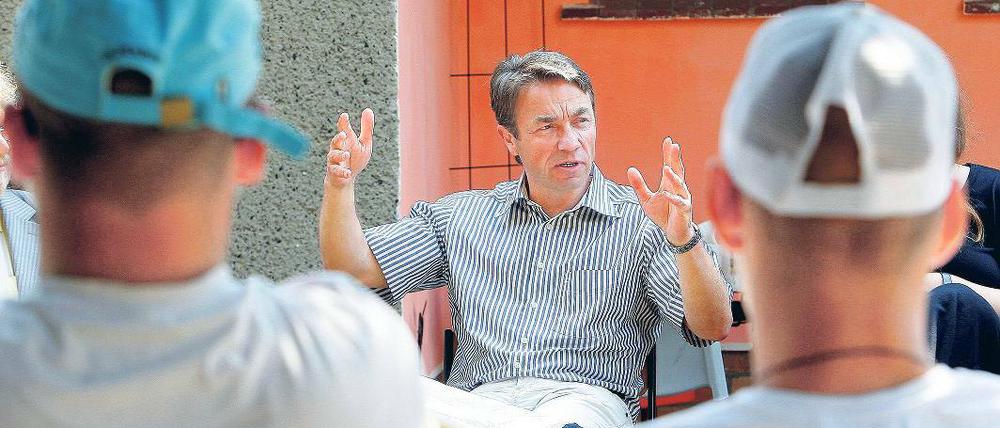 Schwieriger Weg zurück: Sozialminister Baaske im Gespräch mit Schulverweigerern.