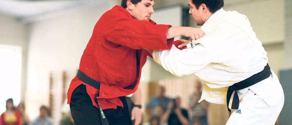Sicher im Griff. Motor-Judoka René Walter (l.) bezwang auch Friedrich Prill.