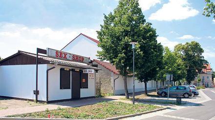 Die Läden unten. Der Sex-Shop neben dem Michendorfer Apfelbaum hat nur noch sporadisch geöffnet. Die Gemeindevertreter würden ihn am liebsten für immer schließen.