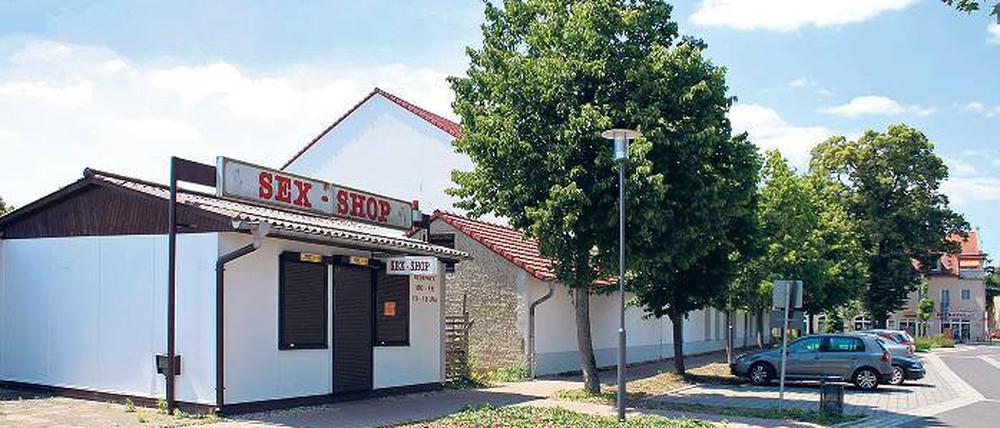 Die Läden unten. Der Sex-Shop neben dem Michendorfer Apfelbaum hat nur noch sporadisch geöffnet. Die Gemeindevertreter würden ihn am liebsten für immer schließen.