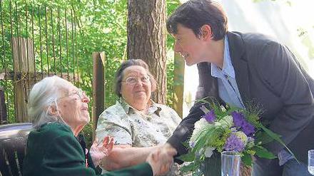Glückwunsch: Pfarrerin Carola Türpe (r.) gratulierte Katharina Bickerich.