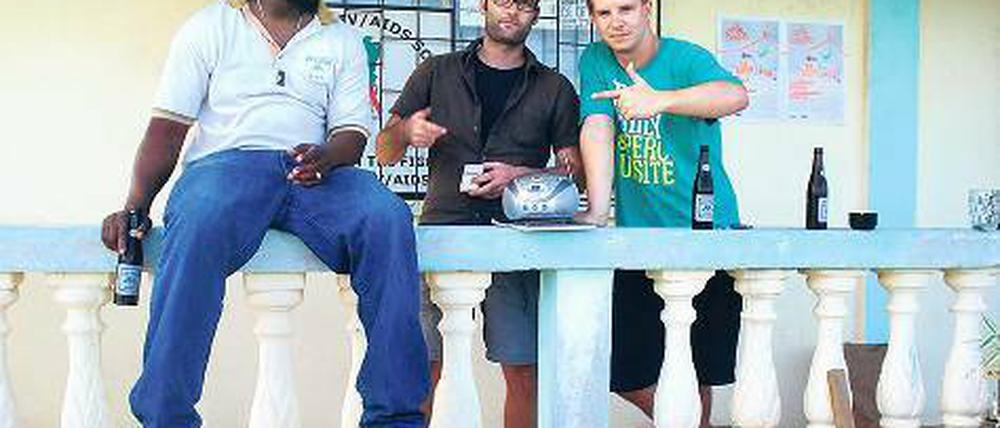 Keine graue Theorie. Moritz Mayer (Mitte) und Sebastian Völker (rechts) absolvierten ihr Praxissemester in Belize.