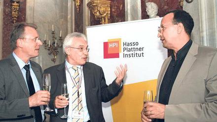 HPI-Direktor Meinel (l.) mit Konferenzgästen in den Neuen Kammern von Sanssouci.
