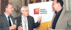 HPI-Direktor Meinel (l.) mit Konferenzgästen in den Neuen Kammern von Sanssouci.