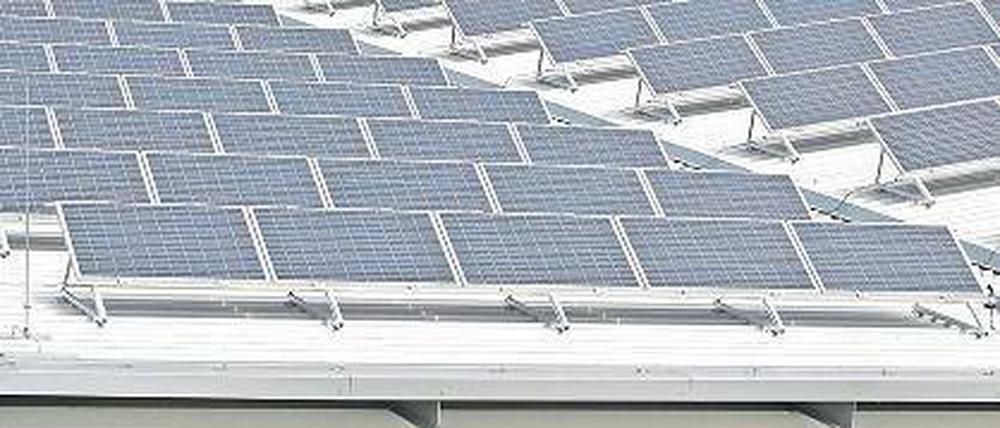 Solarpark über dem Bus-Carport auf dem ViP-Betriebshof in der Fritz-Zubeil-Straße 96. Die Solarmodule gehören zur größten Fotovoltaik-Anlage Potsdams.