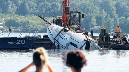 Ursachenforschung: Noch ist unklar, wie genau sich der tragische Bootsunfall auf dem Schlänitzsee ereignete. Mit zwei Todesopfern ist der Unfall vom Sonntag einer der folgenreichsten Unglücke, die Potsdam in den vergangenen Jahren erlebt hat.