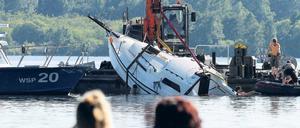 Ursachenforschung: Noch ist unklar, wie genau sich der tragische Bootsunfall auf dem Schlänitzsee ereignete. Mit zwei Todesopfern ist der Unfall vom Sonntag einer der folgenreichsten Unglücke, die Potsdam in den vergangenen Jahren erlebt hat.