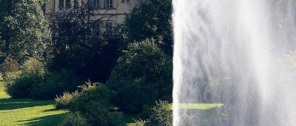 Sprudelnder Start. Der Geysir vor dem Schloss ist das erste aktivierte Element der Wasserspiele im Park Babelsberg.