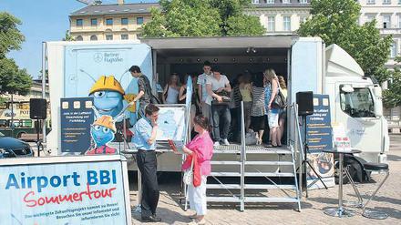 In Potsdam gelandet. Das Infomobil des künftigen Großflughafens.