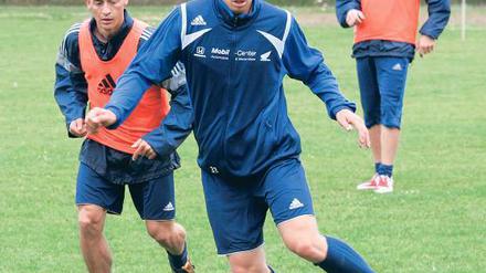 In Babelsberg angekommen. Kai Bastian Evers, hier im Training am Ball, ist der jünste Spieler im bisherigen Kader des Drittliga-Aufsteigers SVB 03.