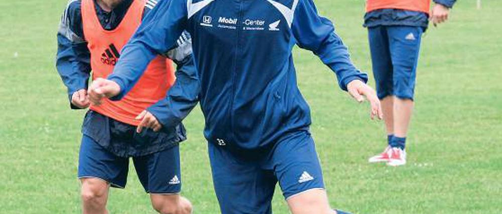 In Babelsberg angekommen. Kai Bastian Evers, hier im Training am Ball, ist der jünste Spieler im bisherigen Kader des Drittliga-Aufsteigers SVB 03.