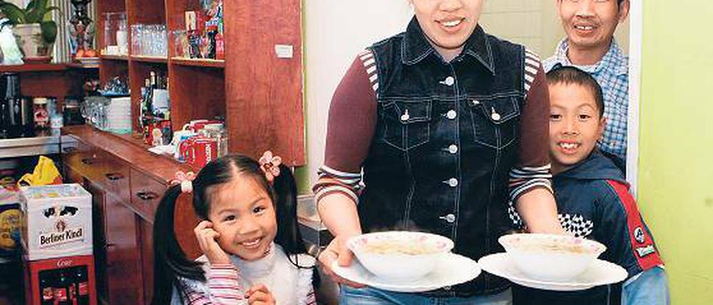 Vietnam im Kirchsteigfeld. Nguyen van The (r.) und seine Frau Hoang thi Ly betreiben das Asia-Bistro am Marktplatz im Kirchsteigfeld. Seit neun Jahren leben sie mit ihrem Sohn Kim und ihrer Tochter Phùóng in Potsdam-West.