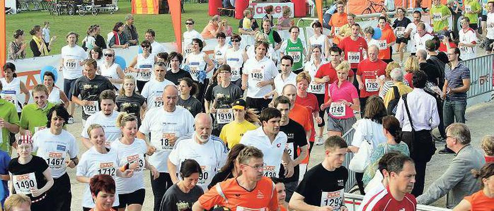 Mehr als 1000 Teilnehmer hatte gestern Abend der 2. DAK-Firmenlauf im Volkspark.