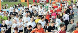 Mehr als 1000 Teilnehmer hatte gestern Abend der 2. DAK-Firmenlauf im Volkspark.