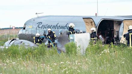 Ein Wrack. Die am Sonntag verunglückte DC-3 wurde am Sonntag mit einem Kran angehoben. Die Notlandung gelang bei Selchow auf dem Baugelände des Großflughafens Schönefeld.