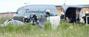 Ein Wrack. Die am Sonntag verunglückte DC-3 wurde am Sonntag mit einem Kran angehoben. Die Notlandung gelang bei Selchow auf dem Baugelände des Großflughafens Schönefeld.
