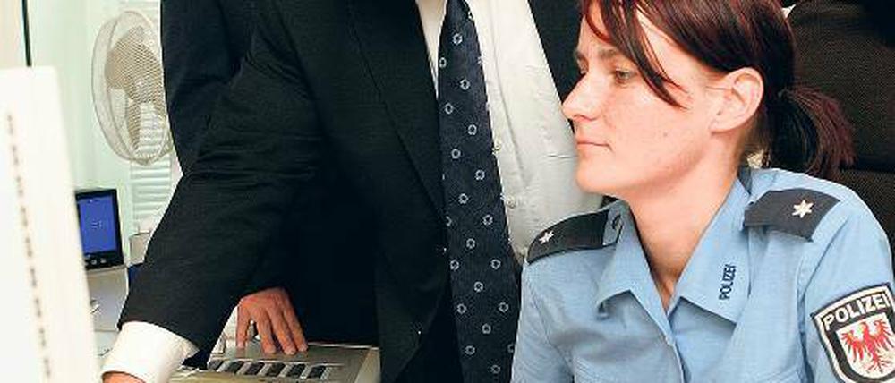 Schlankheitskur für die Polizei. Innenminister Rainer Speer (SPD, M.), hier gestern in Potsdam, will, dass die Polizei abspeckt. In einigen Landstrichen werden Polizisten künftig von weiter weg anrücken.