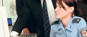 Schlankheitskur  für die Polizei. Innenminister Rainer Speer (SPD, M.), hier gestern in Potsdam, will, dass die Polizei abspeckt. In einigen Landstrichen werden Polizisten künftig von weiter weg anrücken.