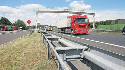 Weniger Lärm. An den Raststätten in der Ortslage Michendorf wird der Verkehr nach der A 10-Erweiterung auf zwölf Spuren rollen. Sogenannter offenporiger Asphalt soll in diesem Bereich deshalb die Fahrgeräusche bereits an der Quelle dämpfen.