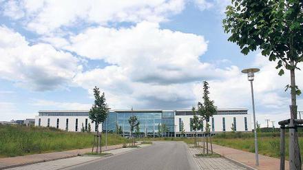 Erwies sich als unnötiger Ballast der HC Berlin Pharma AG: Die Riesenhalle in Golm.