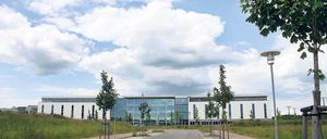 Erwies sich als unnötiger Ballast der HC Berlin Pharma AG: Die Riesenhalle in Golm.