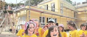 Bilinguales Singen der Fröbel-Kinder beim Richtfest der Filmpark-Kita.