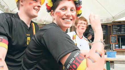 Noch fröhlich. Erwartungen und Vorfreude gab es vor dem Spiel, Traurigkeit und Unverständnis nach der Partie Deutschland gegen Serbien. Beim Public Viewing haben gestern in Potsdam wieder Tausende gemeinsam WM geschaut.