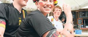 Noch fröhlich. Erwartungen und Vorfreude gab es vor dem Spiel, Traurigkeit und Unverständnis nach der Partie Deutschland gegen Serbien. Beim Public Viewing haben gestern in Potsdam wieder Tausende gemeinsam WM geschaut.