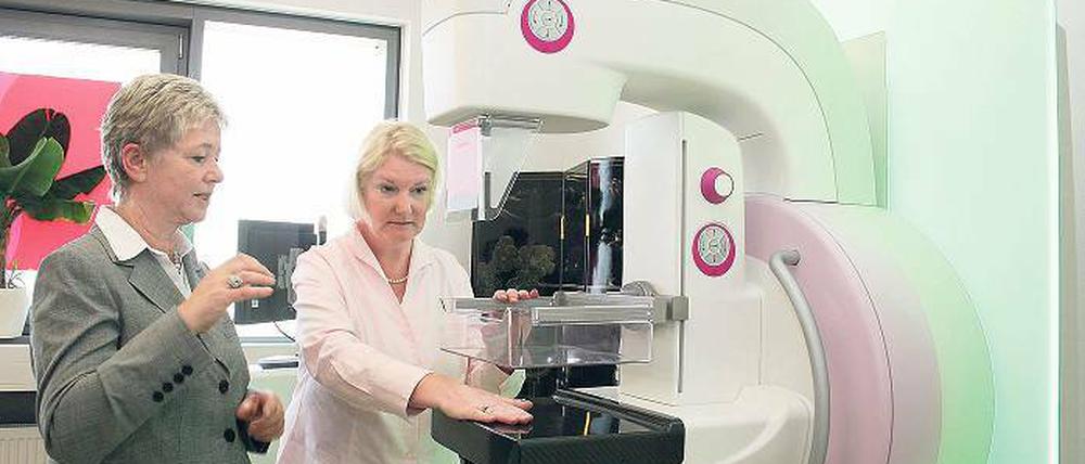 Die Ärztin Patricia Hirsch am Röntgen-Gerät für die Mammographie.